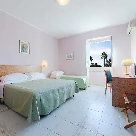 Hotel Antica Masseria Li Sauli 3*